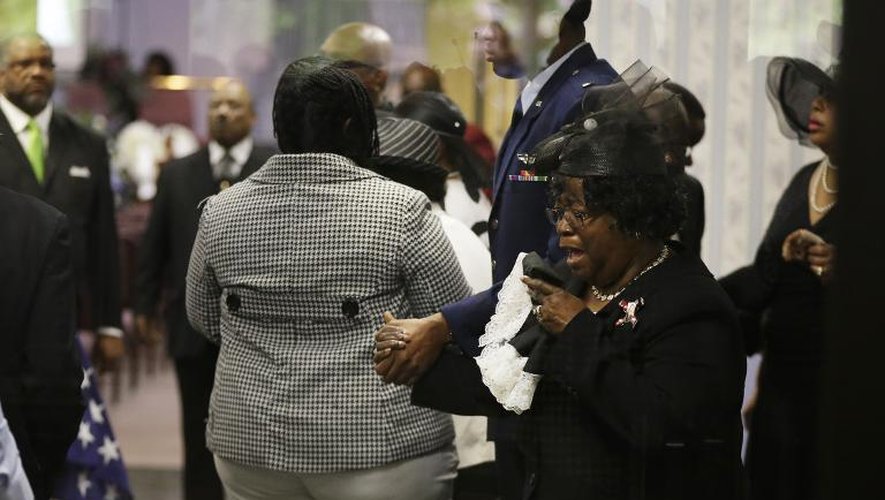 Judy Scott (d), la mère de Walter Scott, aux funérailles de son fils organisées à Summerville, le 11 avril 2015