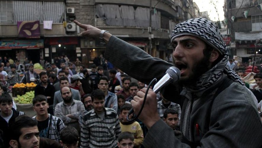 Un membre de l’État islamique en Irak et au Levant (EIIL), un groupe lié à Al-Qaïda, lors d'un rassemblement à Alep le 13 novembre 2013