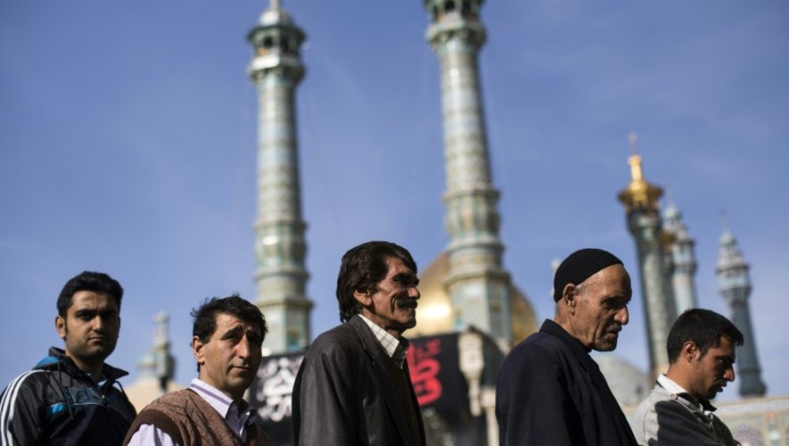 Des hommes près d'un bureau de vote à Qom, en Iran, le 26 février 2016
