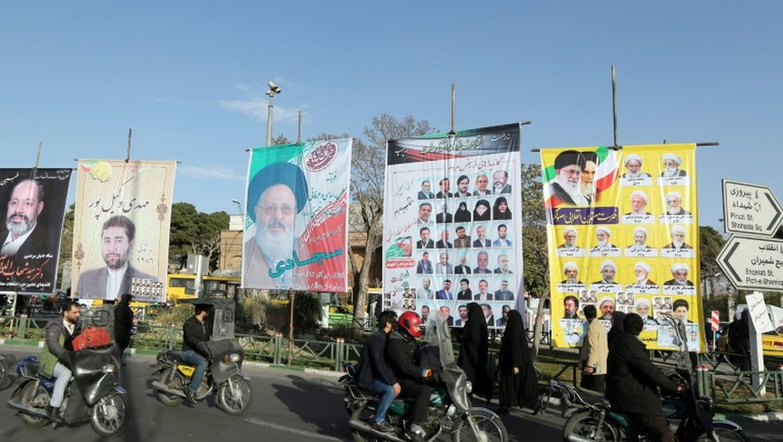 Des affiches de campagne à Téhéran, capitale de l'Iran, le 23 février 2016