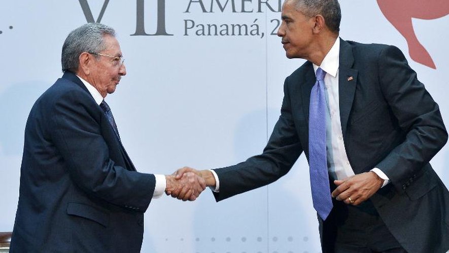 Poignée de mains historique entre le président américain Barack Obama (d) et son homologue cubain Raul Castro au Sommet des Amériques à Panama le 11 avril 2015