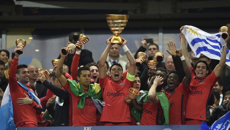 Le capitaine du PSG Thiago Silva brandit le trophée de la Coupe de la Ligue, le 11 avril 2015 au Stade de France