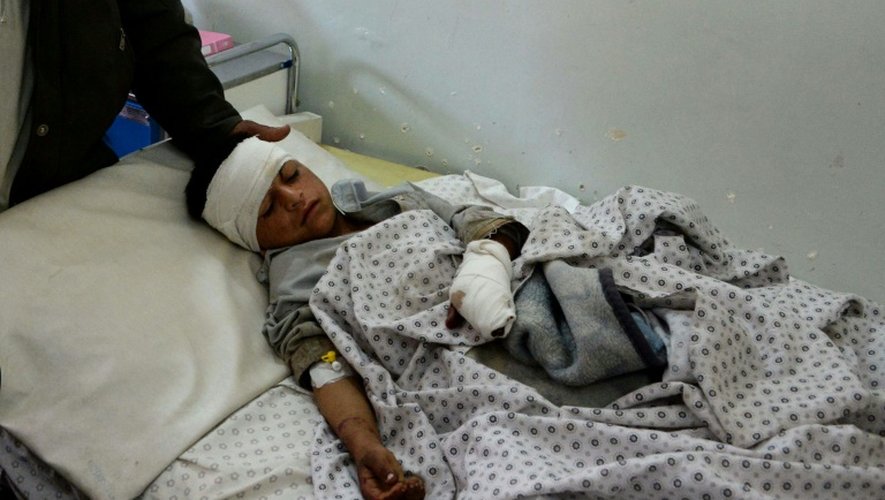 Un jeune Afghan blessé dans un attentat-suicide, reçoit des soins dans la province de Kounar, le 27 février 2016