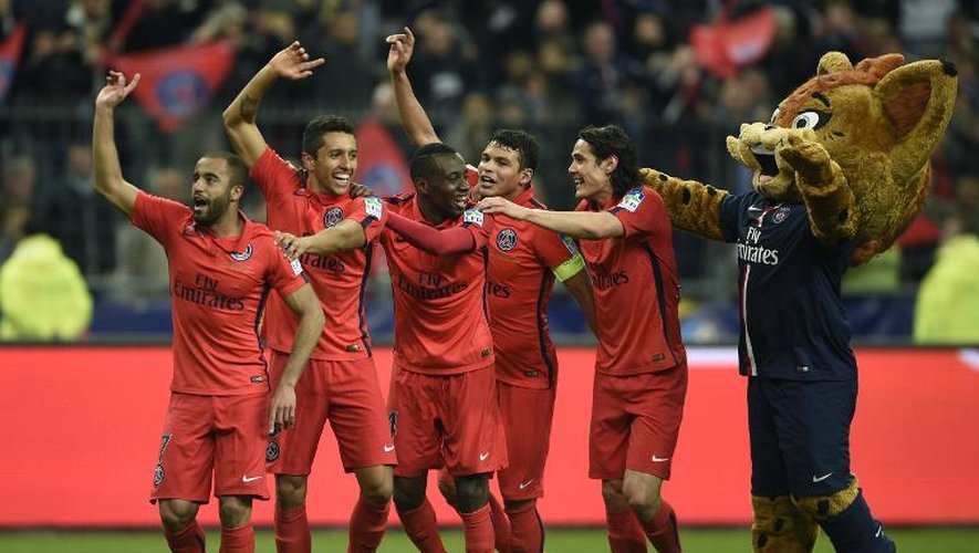 La joie des joueurs du PSG après la victoire en finale de la Coupe de la Ligue face à Bastia, le 11 avril 2015 au Stade de France