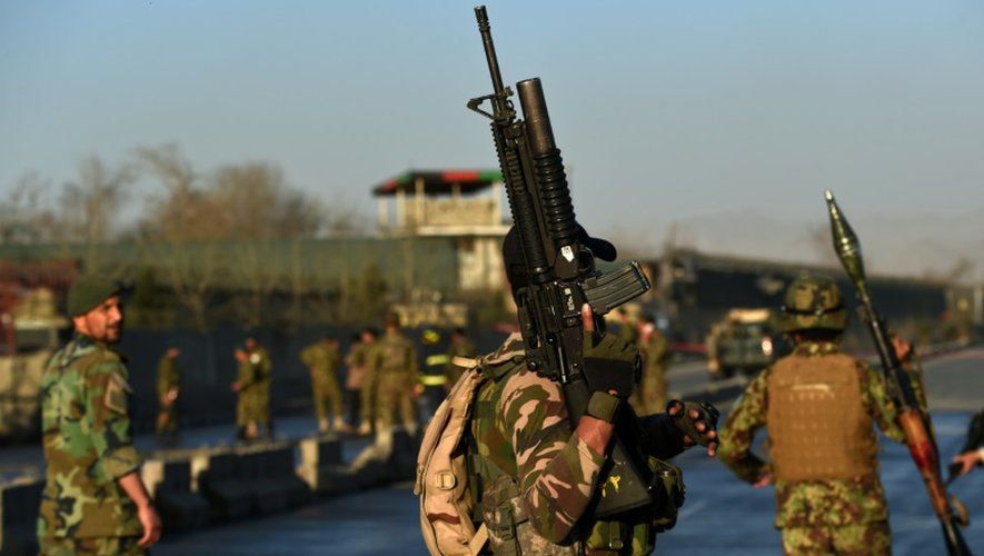 Des militaires afghans arrivent sur les lieux d'un attentat-suicide près du ministère de la Défense à Kaboul, le 27 février 2016
