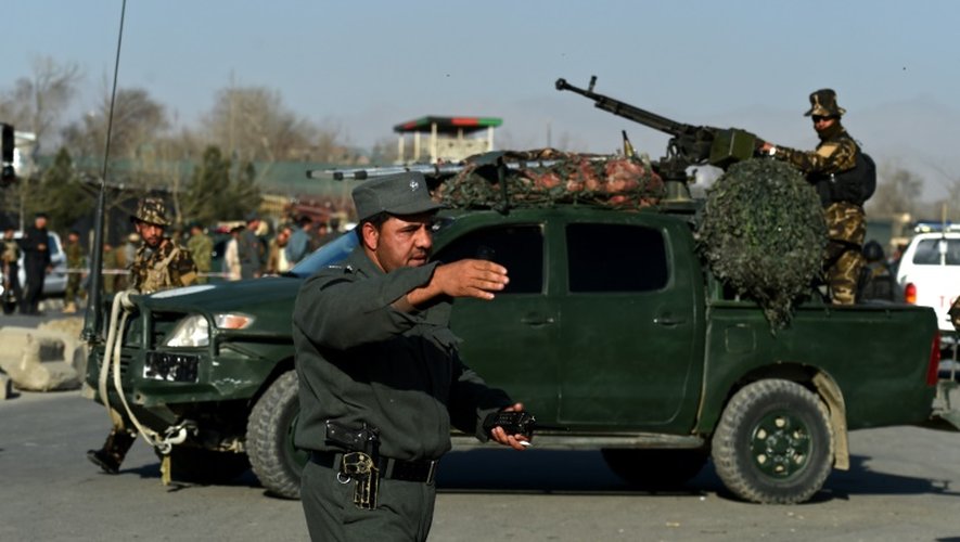 Des membres des forces de sécurité afghanes arrivent sur les lieux d'un attentat-suicide près du ministère de la Défense à Kaboul, le 27 février 2016