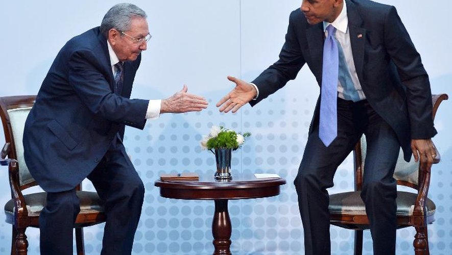 Le président américain Barack Obama et son homologue cubain Raul Castro s'apprêtent à se serrer la main le 11 avril 2015 au Sommet des Amériques à Panama