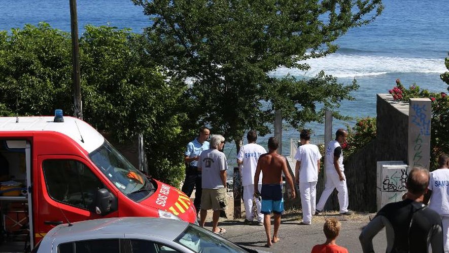 Des pompiers sur la plage des Aigrettes à La Réunion après la mort d'un jeune homme tué par un requin, le 12 avril 2015