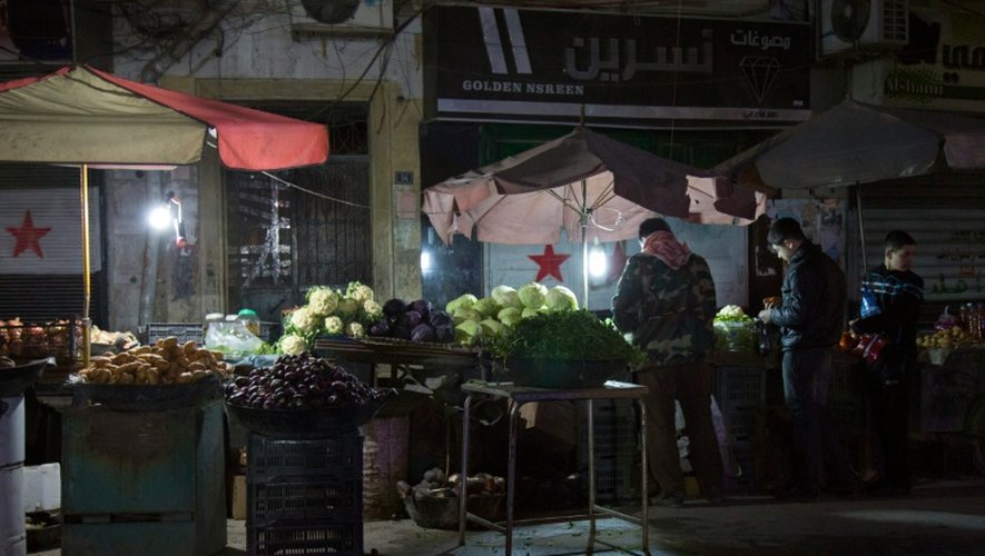 Des vendeurs de rues le 26 février 2016 à Alep