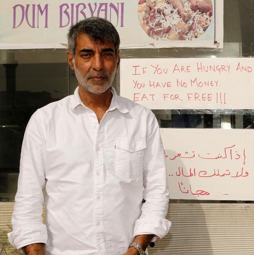 Shadab Khan pose devant son restaurant le Zaiqa à Doha, le 31 mars 2015 dont il est propriétaire avec son frère