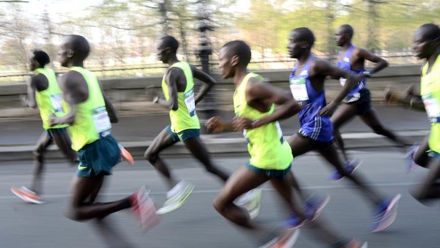 Des participants du marathon de Paris ont pris le départ le 12 avril 2015