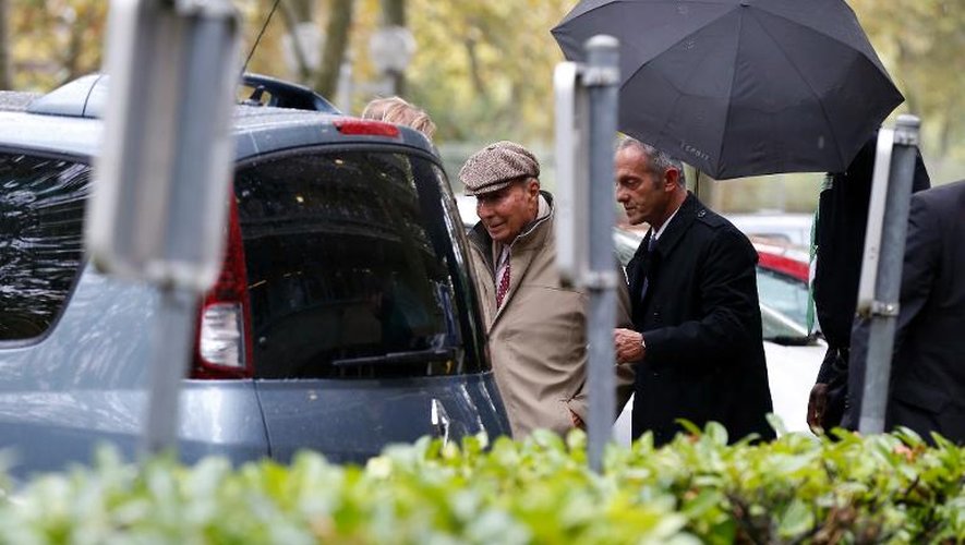 Serge Dassault quitte le tribunal d'Evry où il a été entendu comme témoin dans une affaire de tentative de meurtre, le 14 octobre 2013