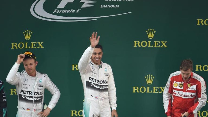Lewis Hamilton (c), vainqueur du GP de Chine devant Nico Rosberg (g) et Sebastian Vettel, le 12 avril 2015 à Shanghai