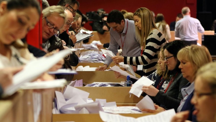 Le décompte des bulletins des élections législatives commence à Castlebar dans l'ouest de l'Irlande, le 27 février 2016