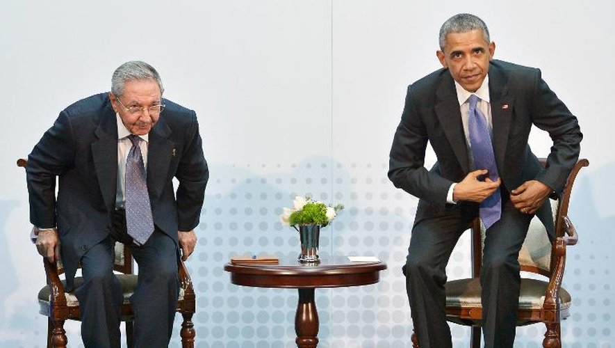 Le président américain Barack Obama et son homologue cubain Raul Castro s'apprêtrent à s'asseoir lors d'une rencontre au Sommet des Amériques à Panama, le 11 avril 2015
