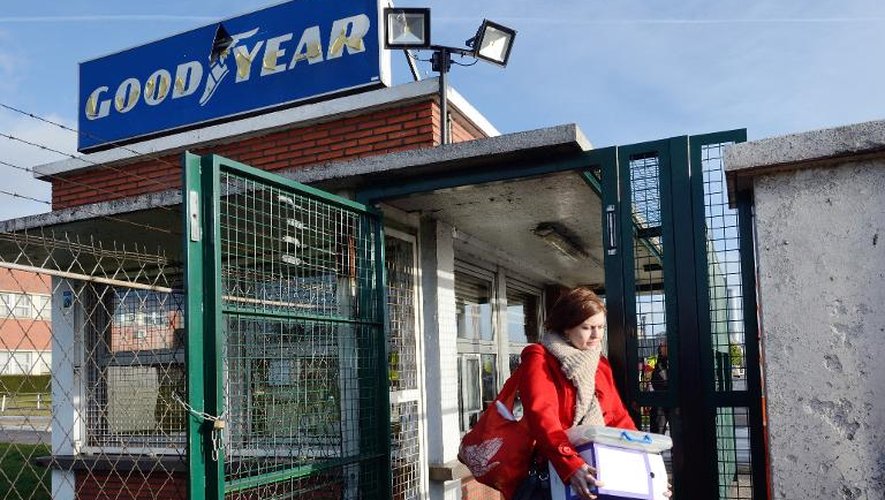 Des salariés de l'usine Goodyear emportent des documents le 7 janvier 2014 à Amiens