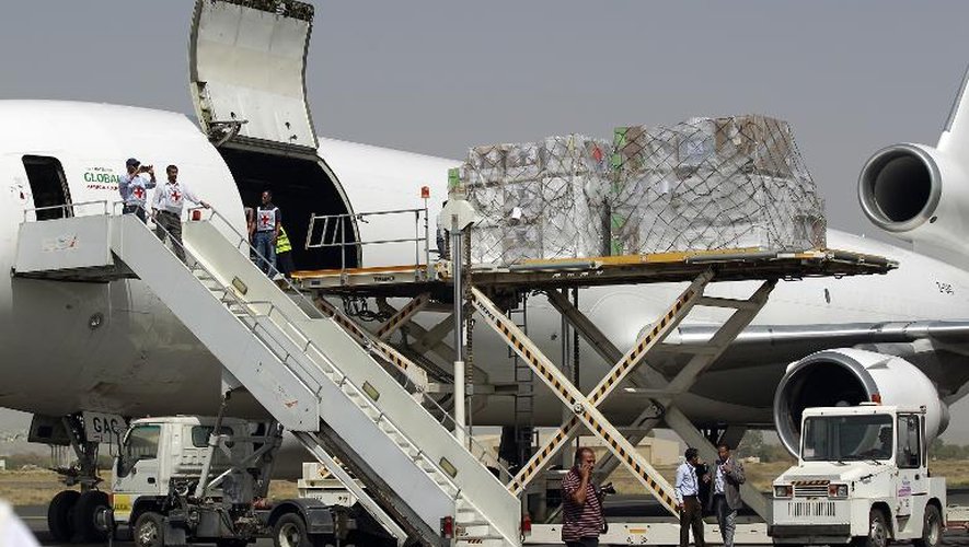 Arrivée d'un avion en charge d'aide humanitaire le 11 avril 2015, sur l'aéroport de Sanaa
