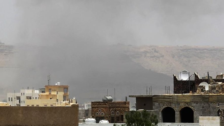 De la fumée s'élève au dessus de l'académie militaire à Sanaa après une frappe aérienne, le 11 avril 2015