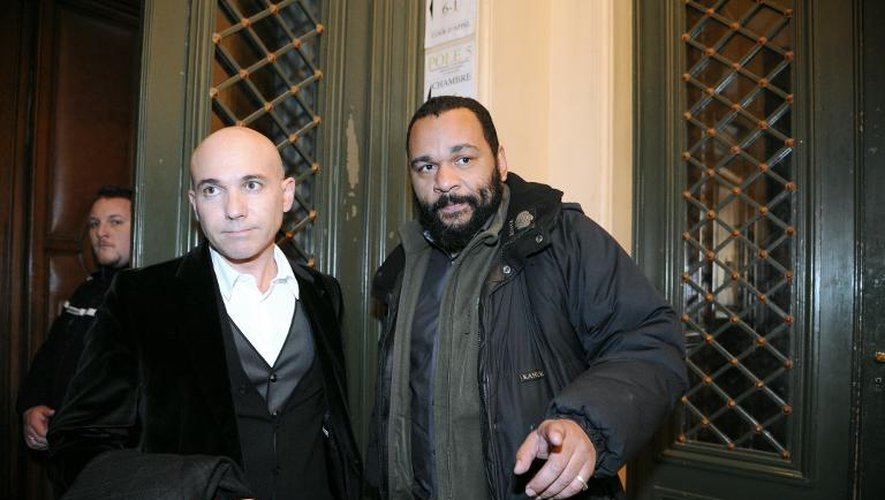 Dieudonné M'bala M'bala, et son avocat Jacques Verdier (G) le 3 février 2011 au palais de justice à Paris
