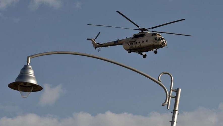 Un hélicoptère de l'armée égyptienne survole l'académie de police du Caire où doit reprendre le procès de Mohamed Morsi, le 8 janvier 2014