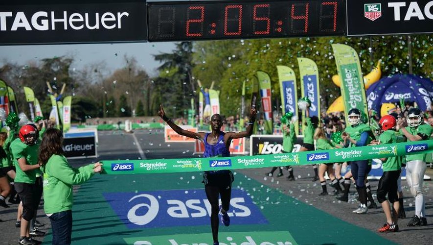Le Kényan Mark Korir remporte le marathon de Paris, le 12 avril 2015