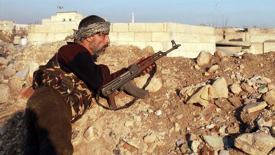 Un combattant rebelle pendant des affrontements avec les jihadistes de l'État islamique d'Irak et du Levant, à Alep le 7 janvier 2014