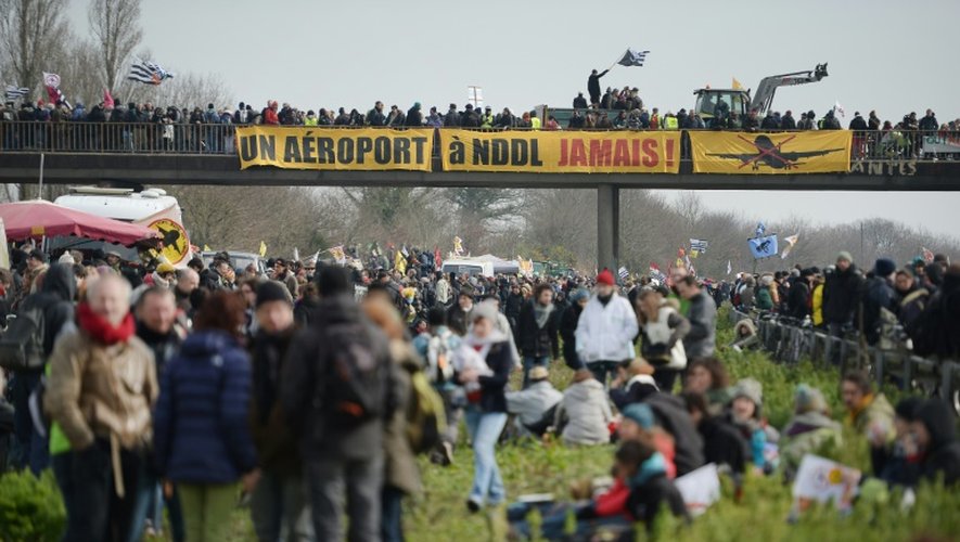 Des opposants au projet controversé d'aéroport international de Notre-dame-des-Landes, manifestent près de Nantes et bloquent une autoroute au niveau de Le Temple-de-Bretagne, le 27 février 2016