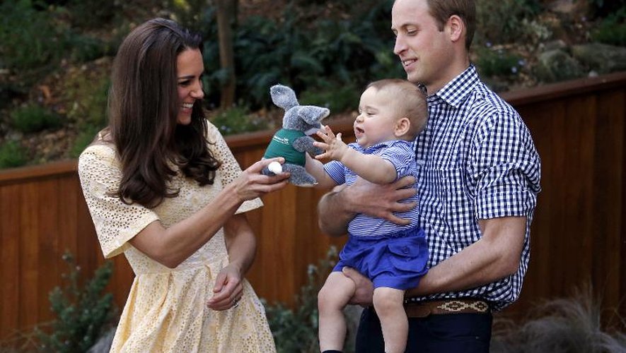 Le prince George entouré de ses parents lors d'une visite au zoo de Sydney, le 20 avril 2014