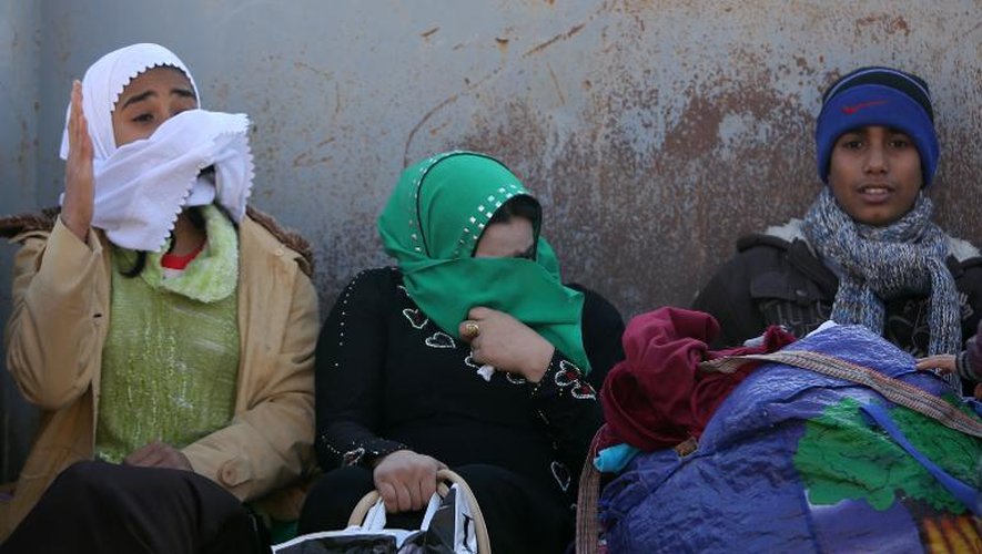 Des Irakiens ayant fui les combats à Fallouja attendent au point de passage d'Aïn Tamr, à l'entrée de la province de Kerbala, le 6 janvier 2014