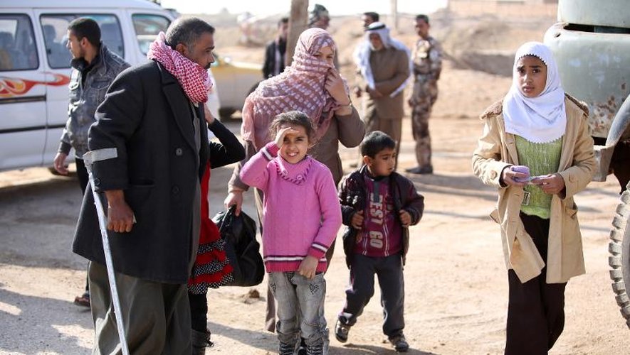 Une famille irakienne fuyant Fallouja arrive à un point de contrôle à l'entrée de la province de Kerbala, le 6 janvier 2014