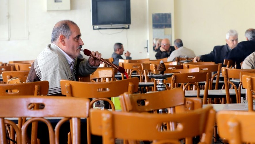 Un  Syrien fume la chicha dans un café à Damas le 27 février 2016