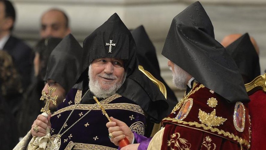 Le patriarche arménien Karekin II Nersissain (g) et Aram I Kechichian (d), assistent à la messe papale, le 12 avril 2015 à la Basilique Saint-Pierre à Rome