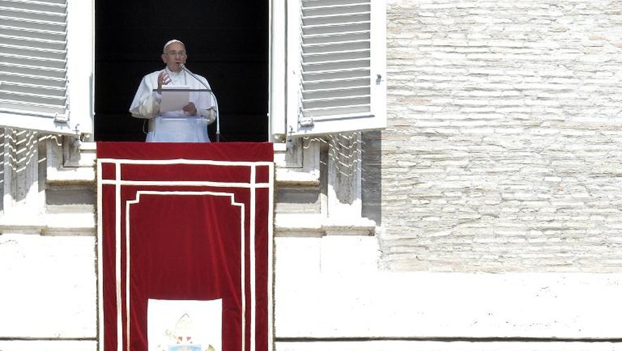 Le pape François s'adresse à la foule Place Saint-Pierre au Vatican le 12 avril 2015