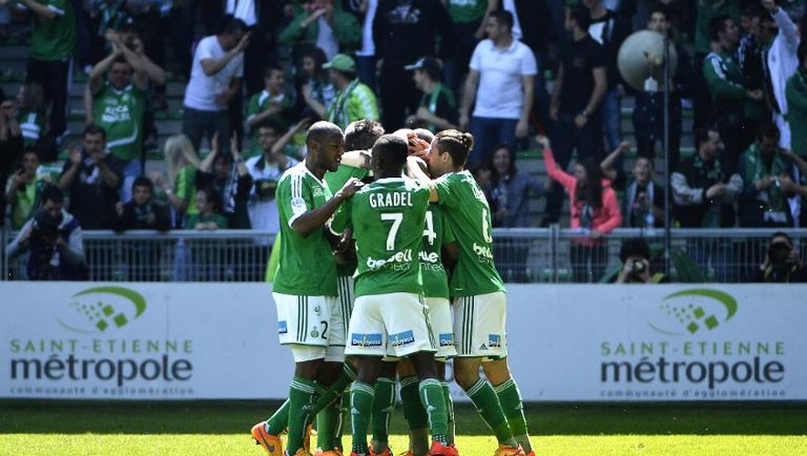 Les joueurs de Saint-Etienne fêtent le but de Franck Tabanou face à Nantes, le 12 avril 2015 à Geoffroy-Guichard
