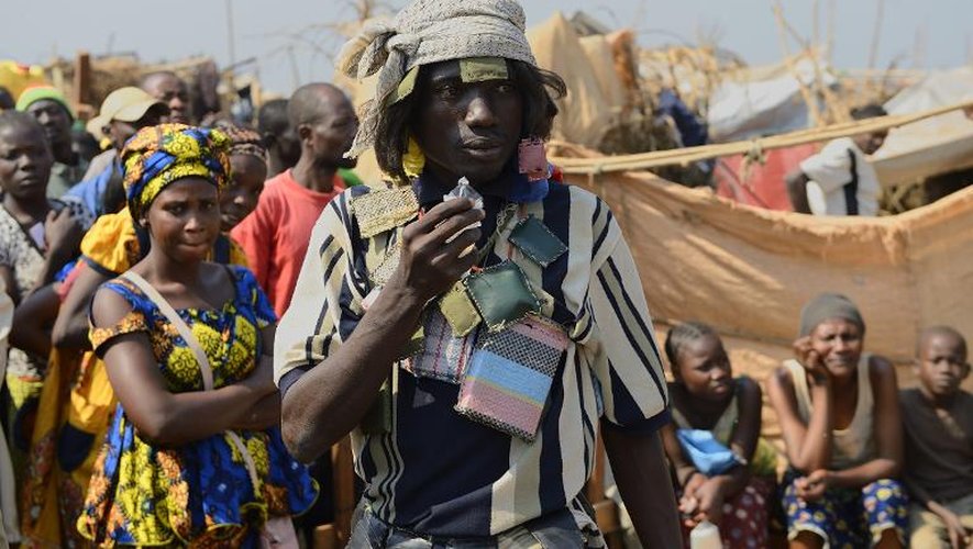 Un milicien "anti-Balaka" à l'aéroport de Bangui, transformé en camp de réfugiés, le 8 janvier 2014