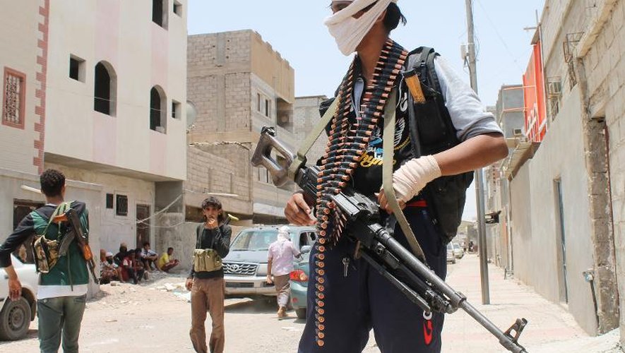 Des combattants yéménites opposés aux Houthis patrouillent dans les rues d'Aden le 12 avril 2015
