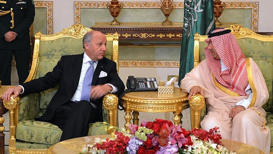 Photo fournie par l'Agence de presse saoudienne montrant le ministre français des Affaires étrangères Laurent Fabius (g) et le vice ministre des Affaires étrangères saoudien Abdulaziz ben Abdullah (d) à Ryad, le 11 avril 2015