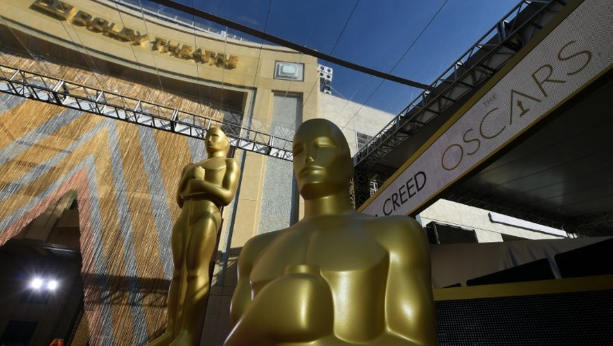 Les statuettes des Oscars à l'entrée du Dolby Theater le 27 février 2016 à Hollywood