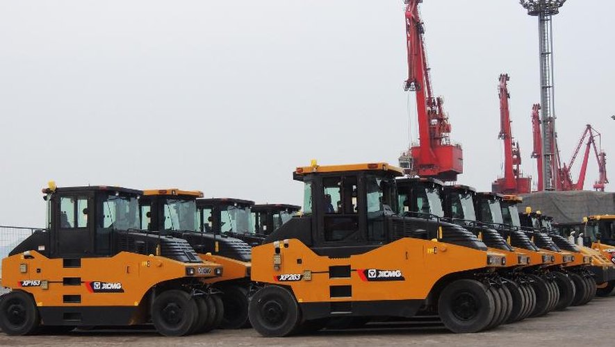 Des machines-outils parquées sur le port chinois de Lianyungang, le 13 avril 2015, dans la province du Jiangsu
