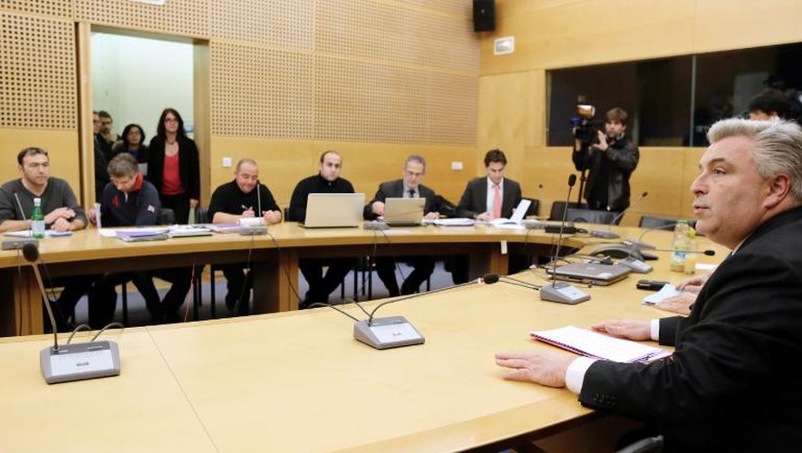 Le ministre des transports, Frédéric Cuvillier (d) s'apprête à renouer les discussions avec les syndicats de la SNCM, le 8 janvier 2014 à Paris