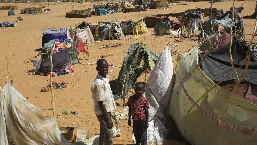 De jeunes soudanais dans un camp de déplacés au Darfour-Sud, région en proie à un conflit depuis 12 ans, le 9 avril 2015