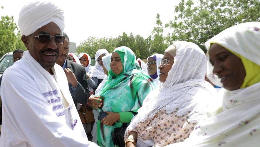Le président et candidat Omar el-Béchir salue ses sympathisants en allant voter le 13 avril 2015 à Khartoum
