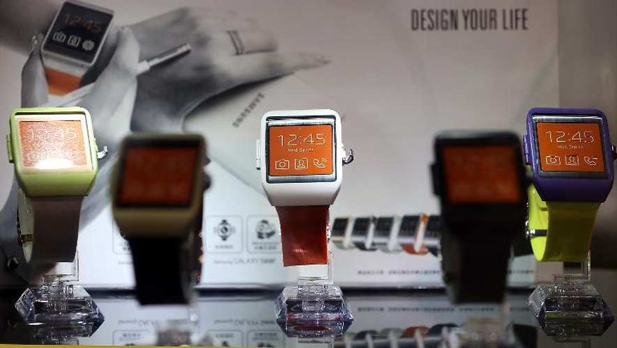 Des montres intelligentes fabriquées par l'horloger de Hong Kong Ezio, exposées au salon High tech international CES de Las Vegas