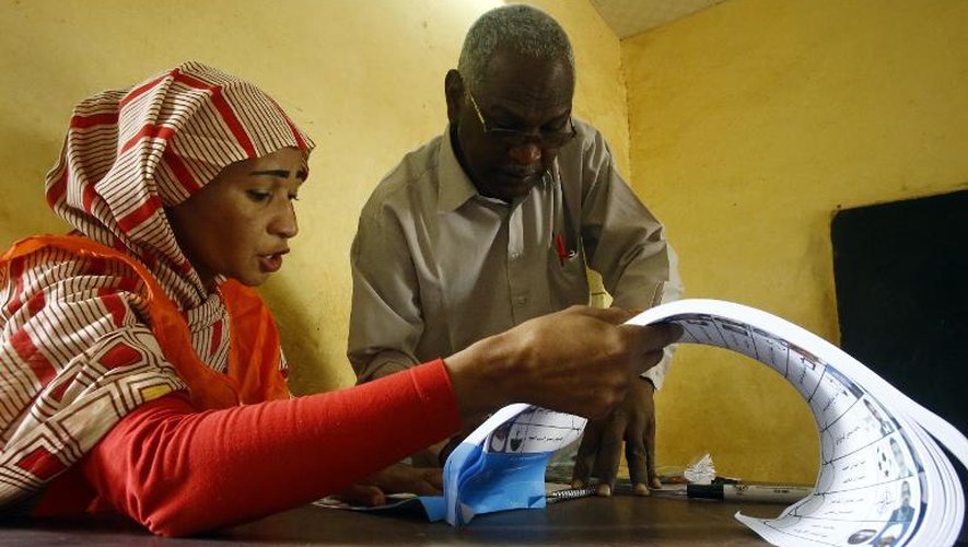 Vérification des listes d'inscrits dans un bureau de vote de Khartoum, la capitale du Soudan, le 13 avril 2015