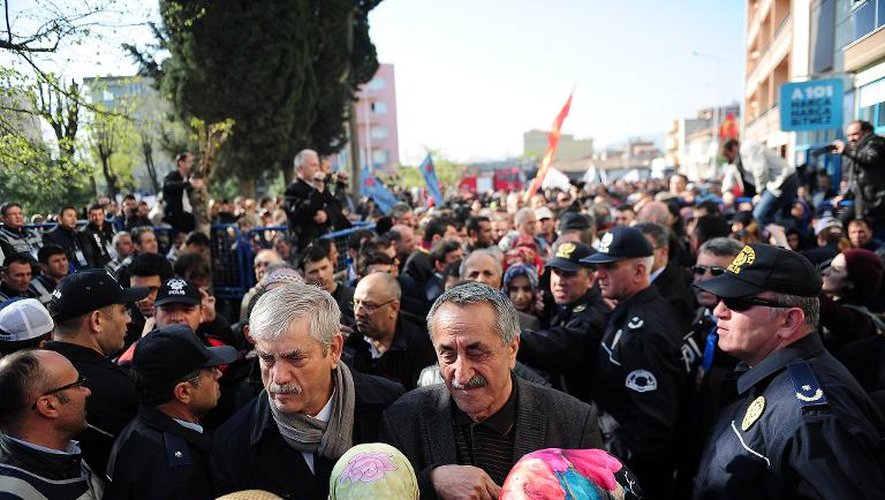 Des familles des 301 mineurs décédés dans l'accident de la mine de Soma arrivent le 13 avril 2015 au tribunal à Akhisar, dans l'ouest de la Turquie