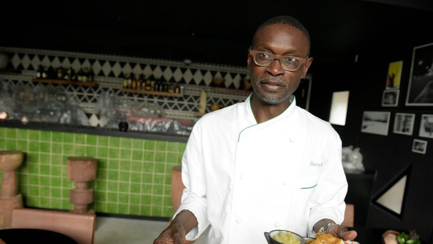 Le chef sénégalais pionnier de la cuisine africaine Pierre Thiam dans son restaurant de Lagos, le 14 janvier 2016