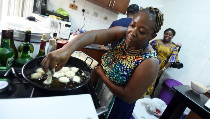 Cheff Ozoz Sokoh fait frire des "akara" dans son restaurant de Lagos, le 30 janvier 2016