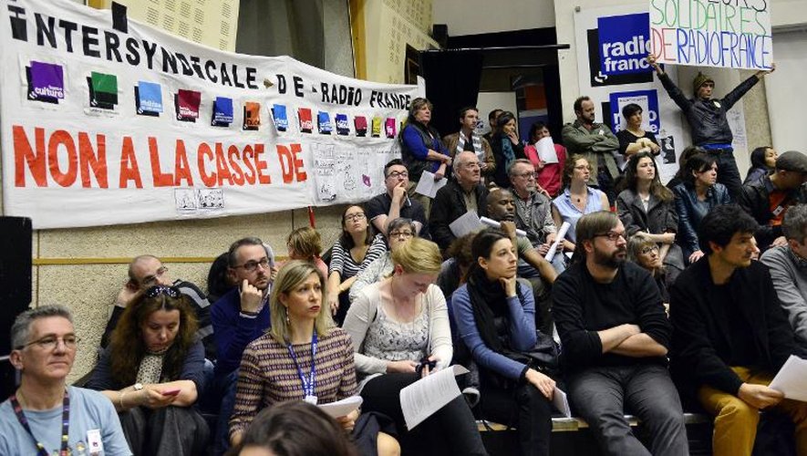 Des employés de Radio France assistent à l'Assemblée générale,  le 13 avril 2015