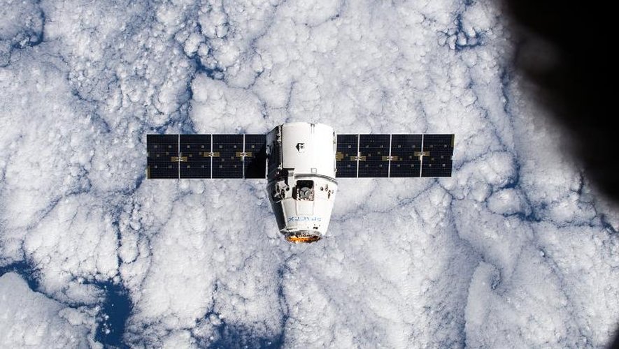 Photo de la capsule non-habitée Dragon fournie le 12 janvier 2015 par la NASA et prise par l'équipage de la Station Spatiale Internationale (ISS)