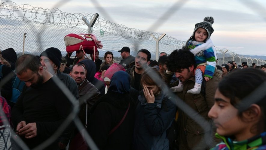 Des réfugiés syriens et irakiens à la frontière greco-macédonienne près d'Idomeni le 27 février 2016